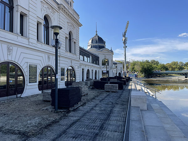 Városligeti műjégpálya terasz felújítás